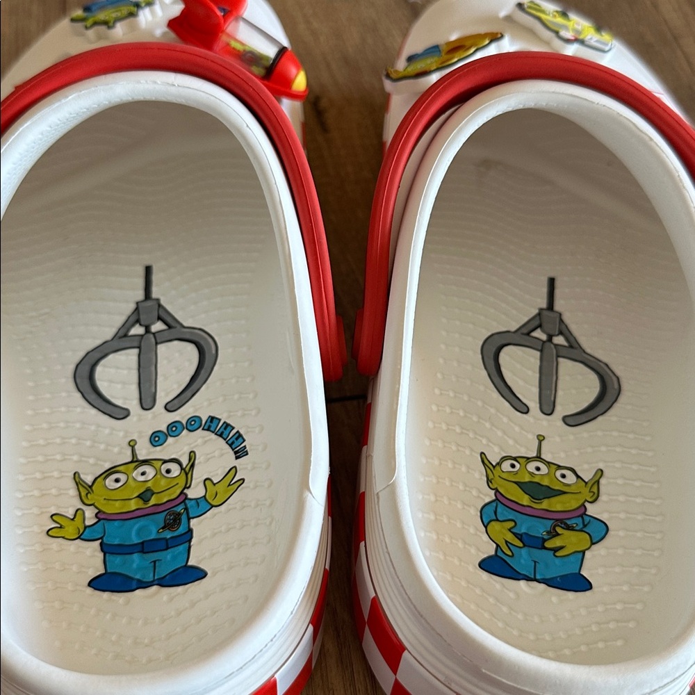 Disney Pizza Planet Toy Story Crocs 8W - Picture 4 of 13
